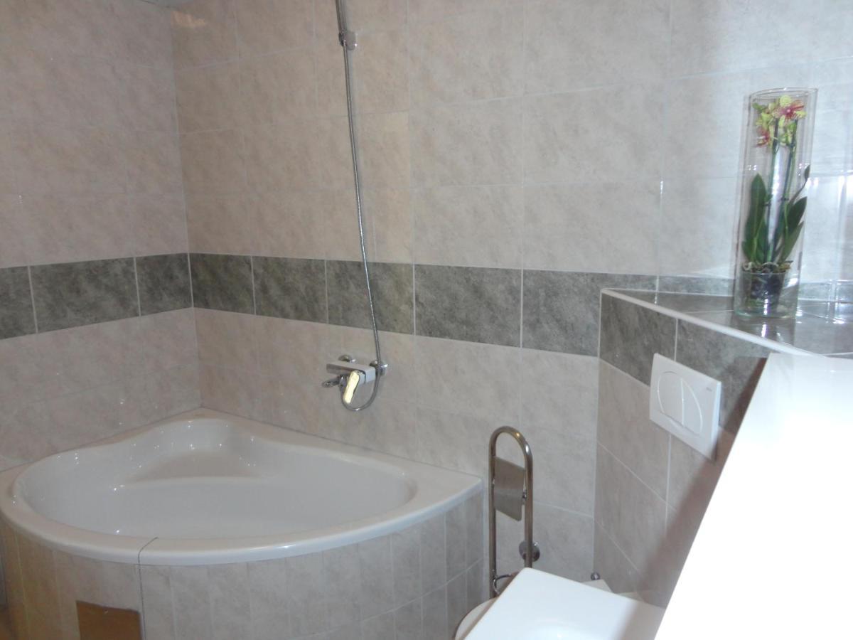 Апартаменти Apartman Bozic Kastel Stafilic Екстер'єр фото